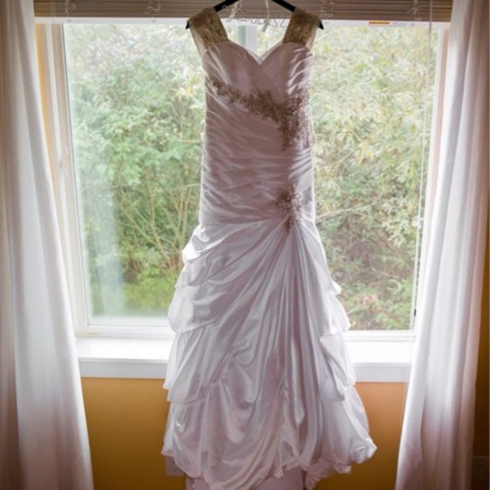 Beautiful Wedding Dress - Size 6